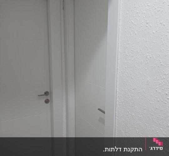 דלתות פנים לבנות ומעוצבות מותקנות בבית